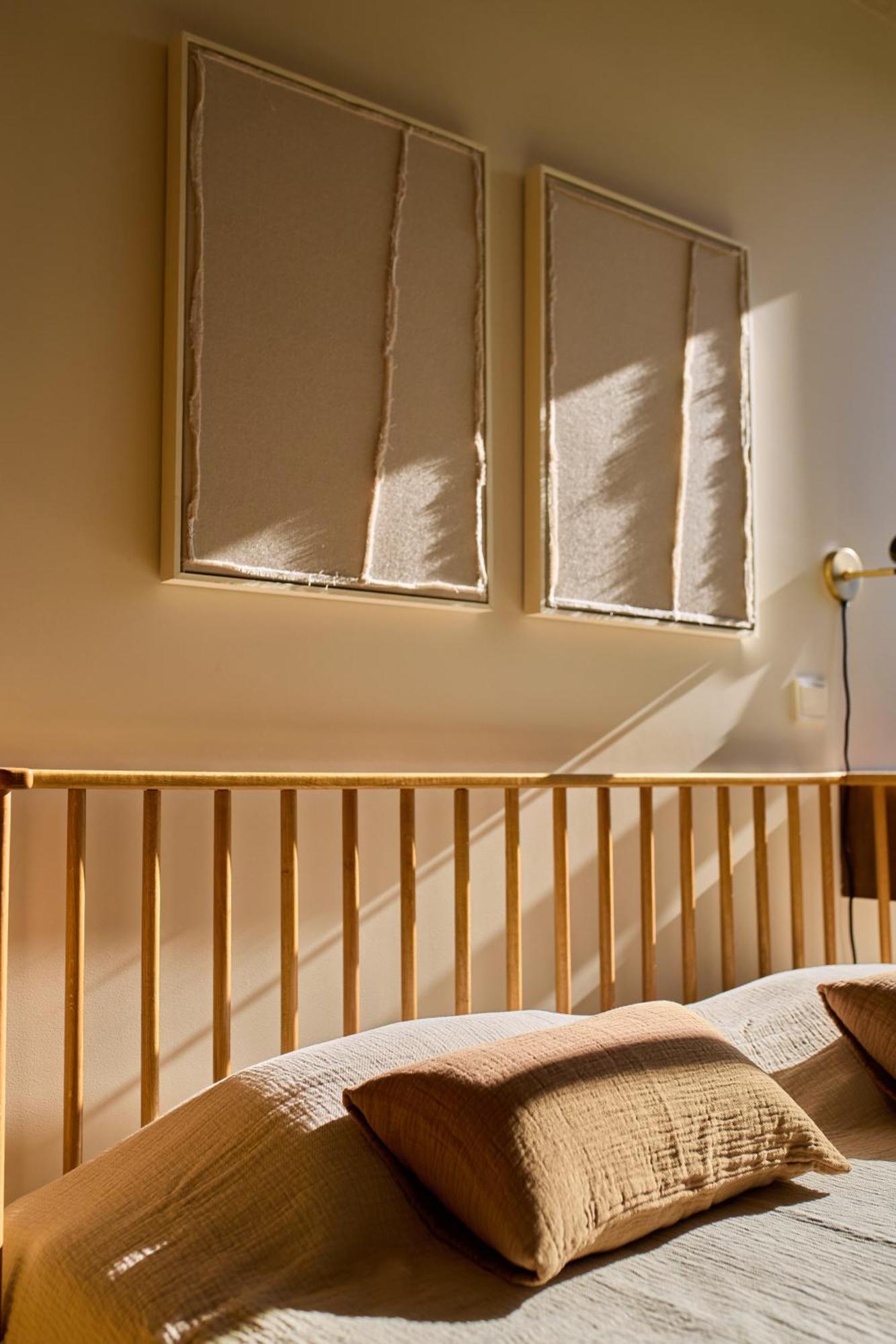 One-Bedroom Apartment Balcony Street View,1581124241:JPEG